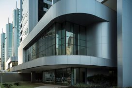 Térreo envidraçado do Centro Empresarial Queiroz Galvão
